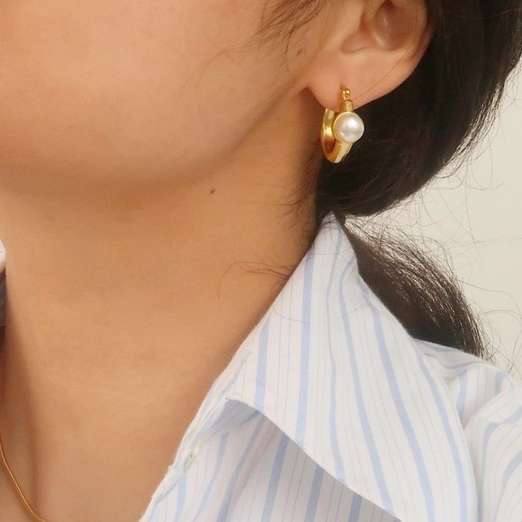 NEW 18K Gold Plated Pearl Hoop Earrings - Picture 6 of 8